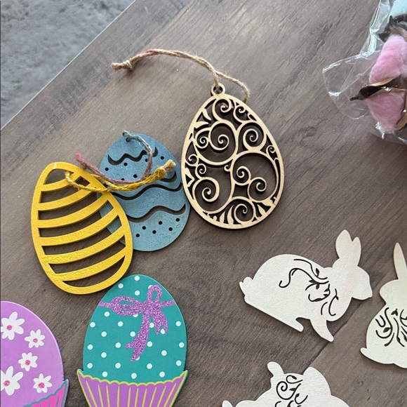 Assorted Easter Decorations - Picture 10 of 13